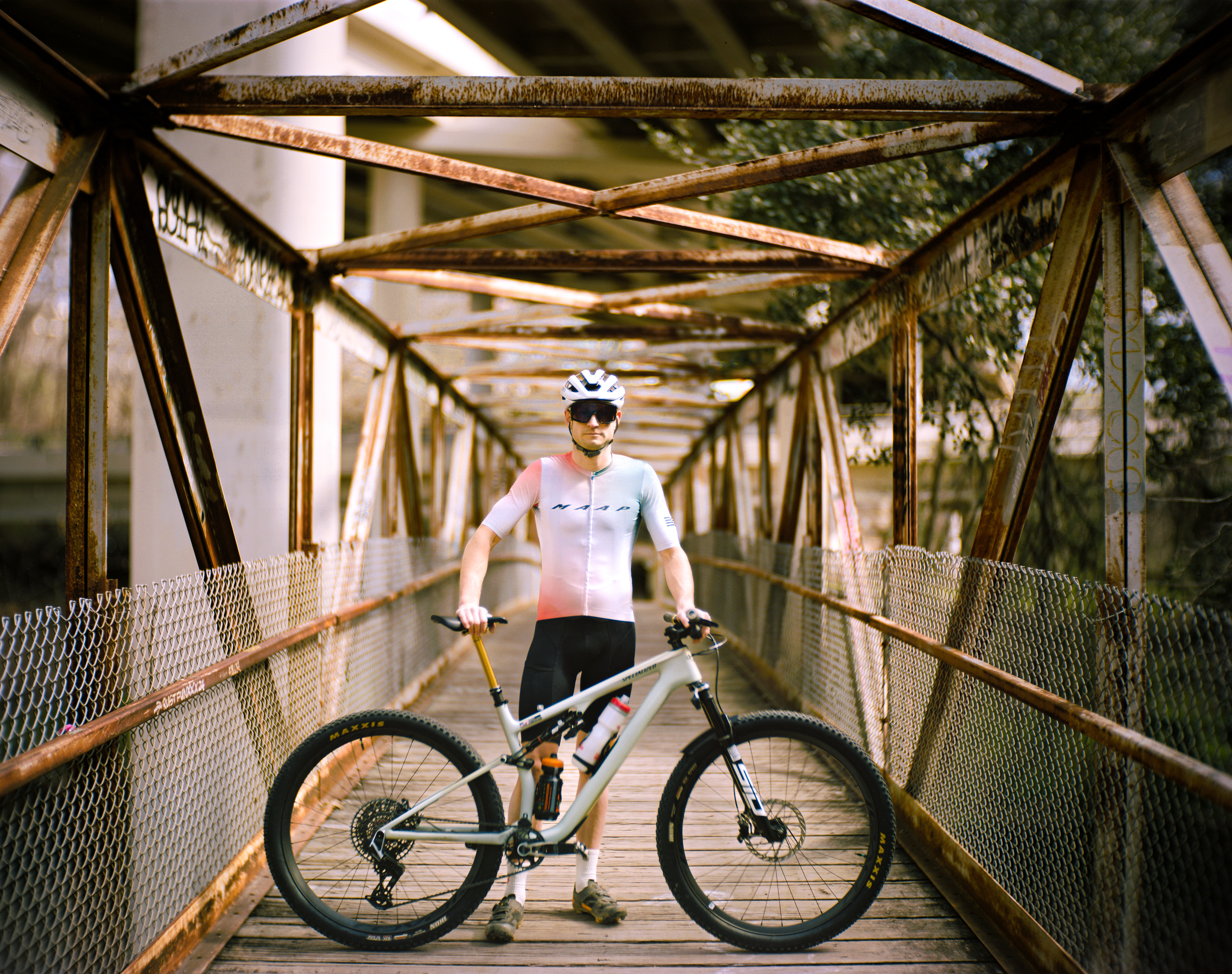 Stationary shot on a bridge with the jersey